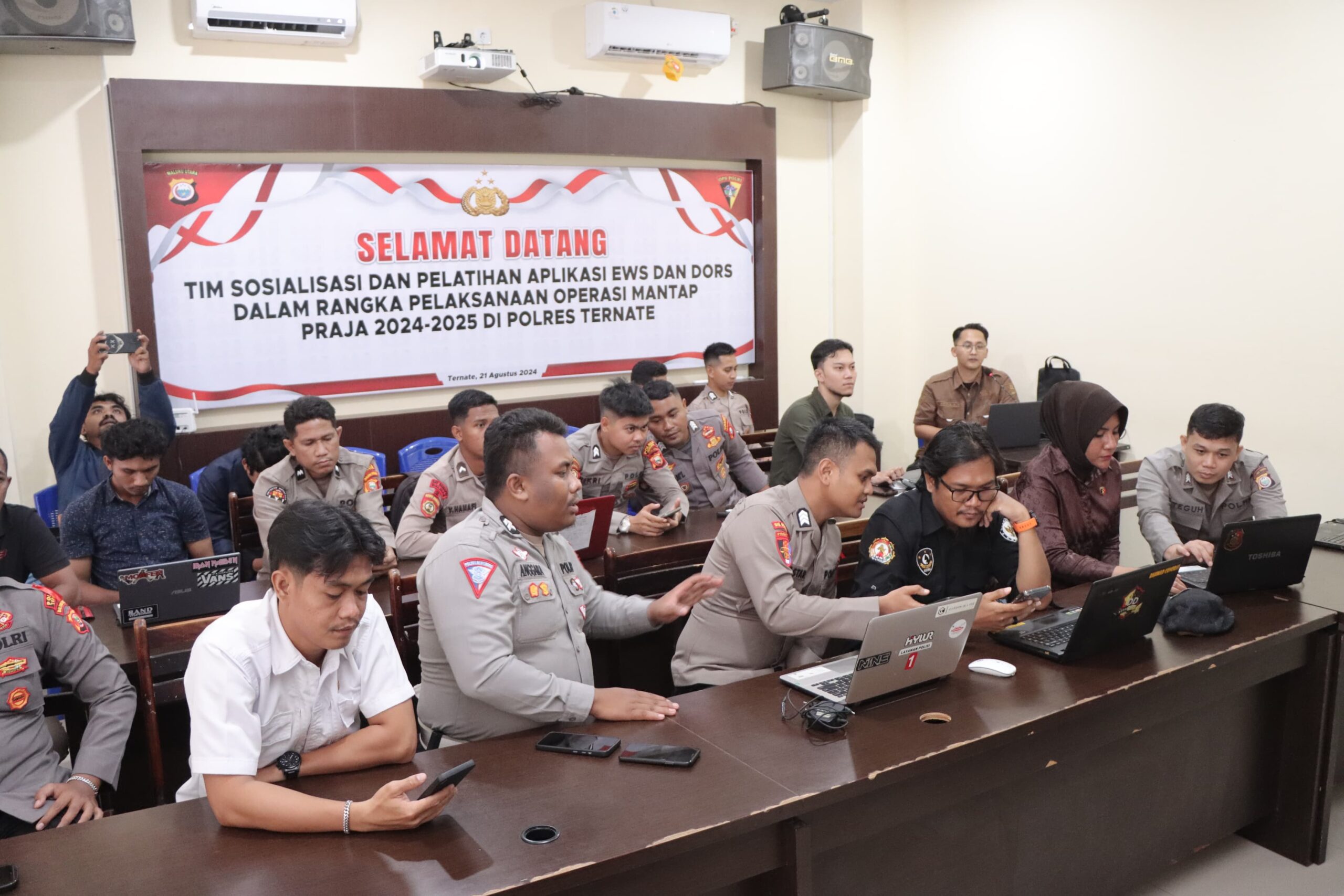 Potret : Operator Polres Ternate saat menerima pelatihan aplikasi dari Tim Mabes Polri